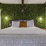 Small Cozy Room In Patio With Piano And Snooker - Sintra Wow
