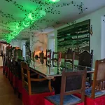 Small Cozy Room In Patio With Piano And Snooker - Sintra Wow