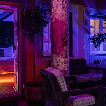 Small Cozy Room In Patio With Piano And Snooker - Sintra Wow