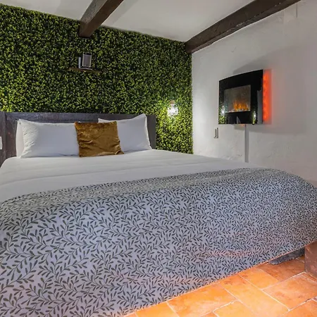 Small Cozy In Patio With Piano And Snooker - Wow Sintra