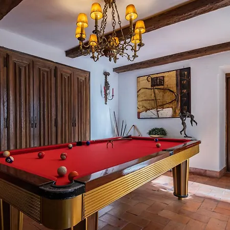 Small Cozy In Patio With Piano And Snooker - Wow Sintra